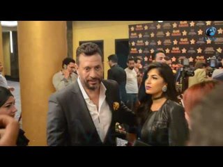 حفله الاهرام |  ماجد المصري بيتصور مع مزة جامدة وحاضناة حضن غريب !