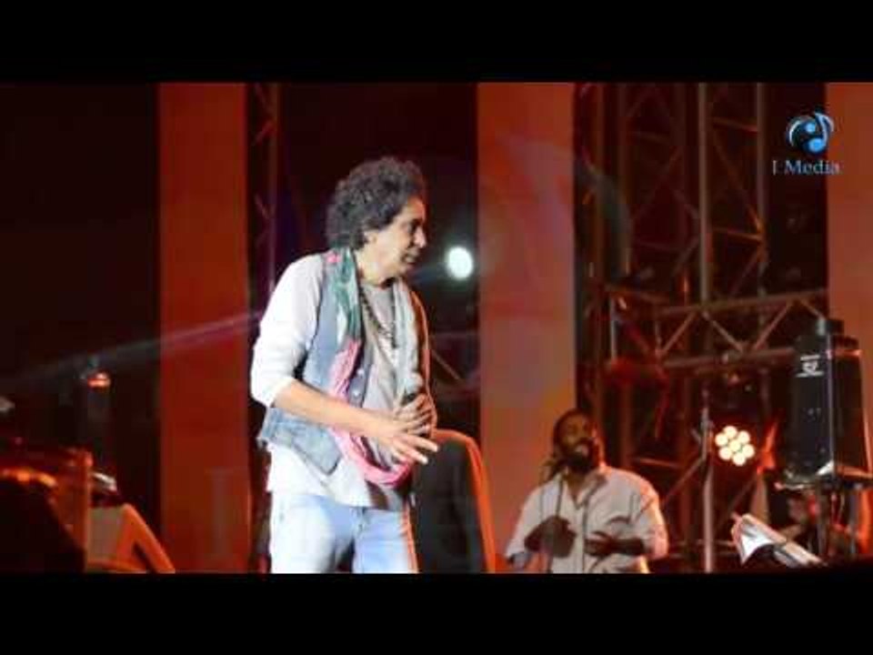 حفلة محمد منير |  لحظة صمت وتركيز شديد من محمد منير خلال الحفل .. ياترى لية!