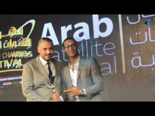 مهرجان القنوات الفضائية | محمد رمضان يقفز وهوا طالع المسرح بيستلم الجائزة في مشهد غريب جداً