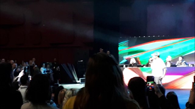 Amir chante Longtemps en direct du Palais de la musique et des congrès de Strasbourg dans l'émission de radio Virgin Tonic