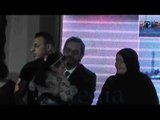 مهرجان الحياة بورسعيد |  شاهد الفنان كمال أبو رية يقبل أهالي الشهداء بتأثر واضح جداً
