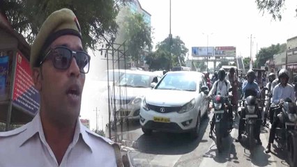 भाजपा नेता ने क्रॉस की रेड लाइट ,पुलिस ने रोका तो चढ़ा दी गाड़ी