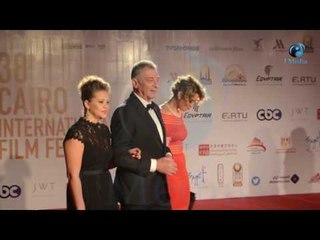 ختام مهرجان القاهرة السينمائي | محمود حميدة بعد التصوير يسير على ال Red Carpet !