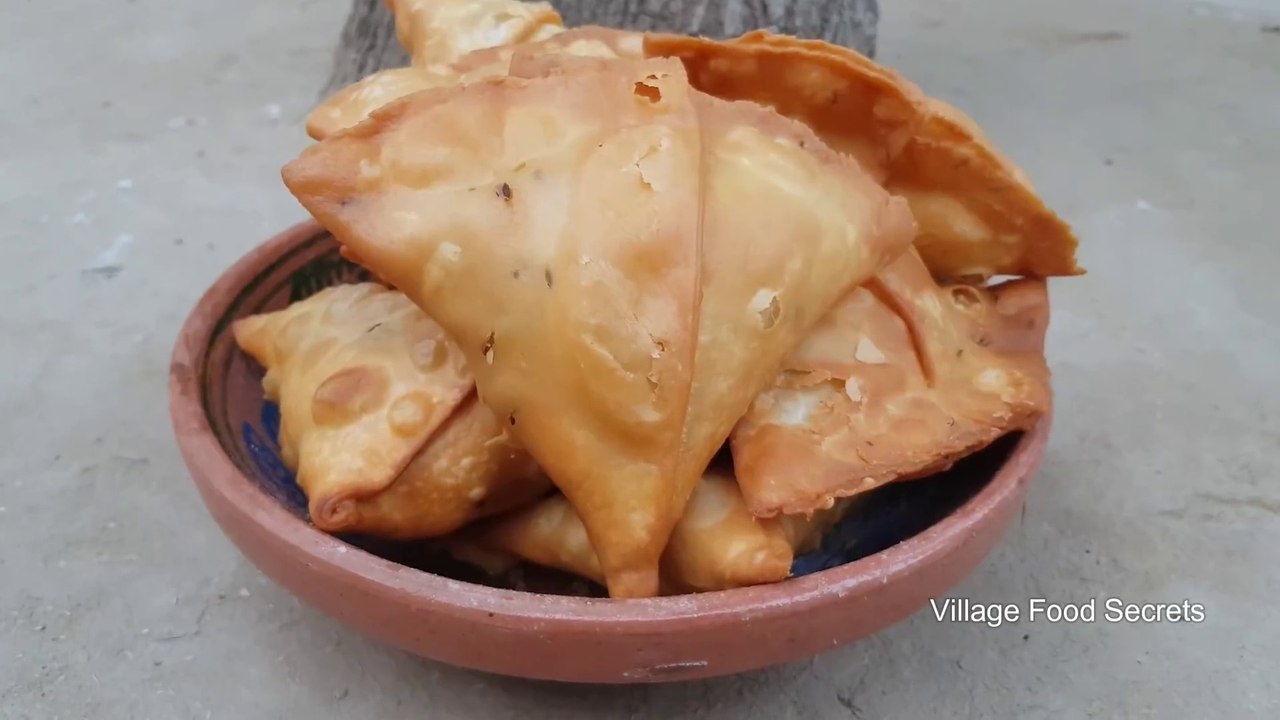 Samosa Recipe - Aloo Matar Samosa Recipe by Mubashir Saddique - Village Food Secrets