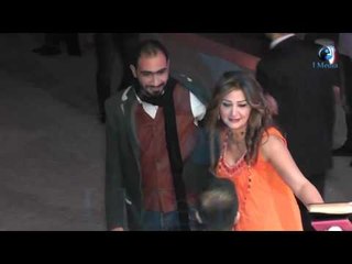 ختام مونديال الاعلام |  صاحبة الفستان البرتقالي بتتصور مع المعجبين وبتبوس ف الكل رجالة وستات!