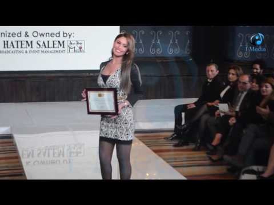 أسبوع الموضة 2016 | شاهد أطلالة مي سليم بفستان قصير جداً وضيق وشراب تحت الفستان وأحراجها ع المسرح!