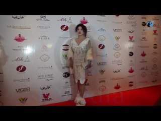 عرض أزياء الشتاء 2017 | مسخرة ... الكل مركز مع اللى لابساة مادلين طبر في رجلها - مش ممكن!