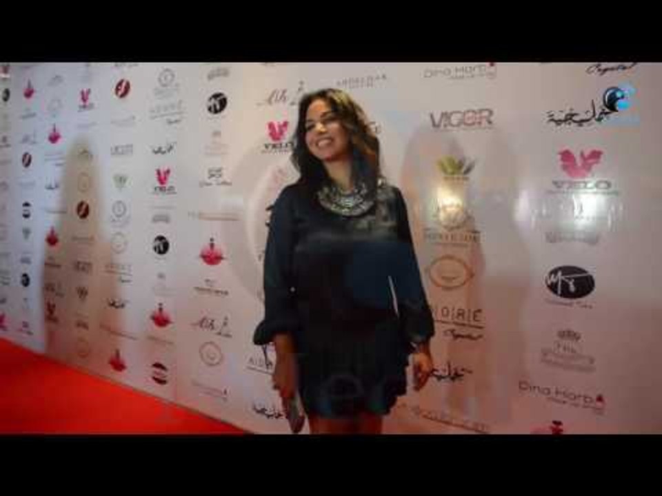 عرض أزياء الشتاء 2017 |  شاهد "نسرين أمين" "تباهي" بفستان فاضح مثير جدا وقصير جداً جداً !!