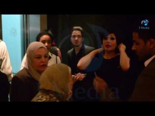 عرض أزياء الشتاء 2017 | فيفي عبدة تمنع شاب عاوز يتصور معاها سيلفي وتتجاهل كل الى عاوز يتصور معاها!