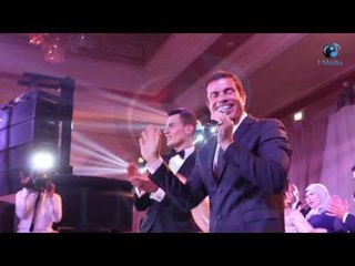 عمرو دياب بيشاور للعريس والعروسة عشان ياخده صورة