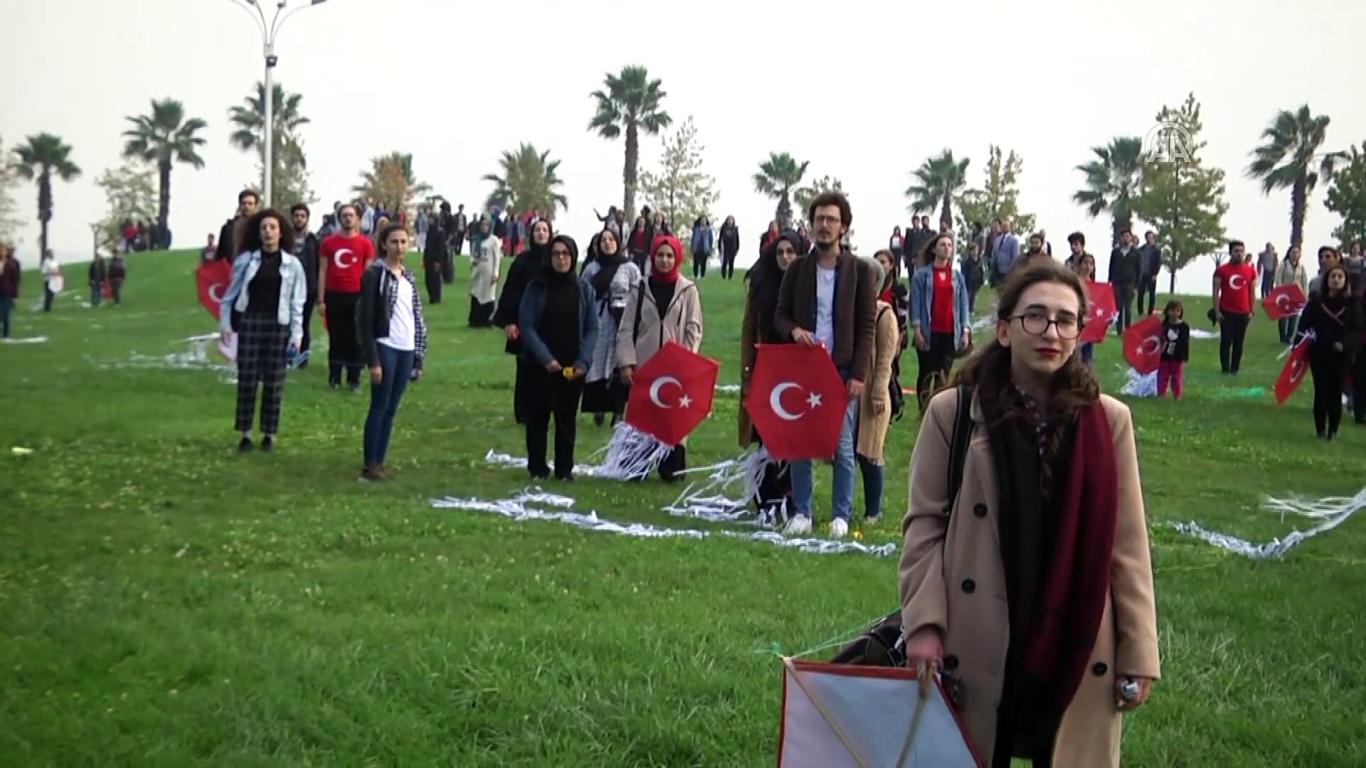 Türk bayraklı uçurtma gökyüzünü süsledi - KOCAELİ - Dailymotion Video