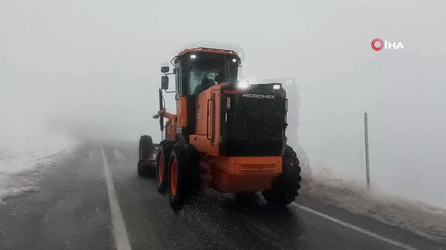 Van-Bahçesaray karayolu kara teslim oldu