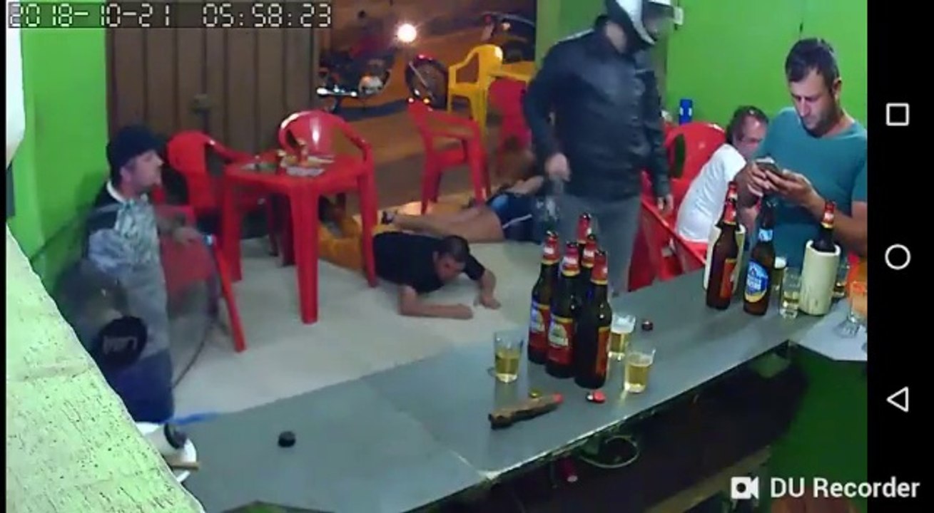 Un homme ne fait pas attention que le bar dans lequel il est se fait braquer