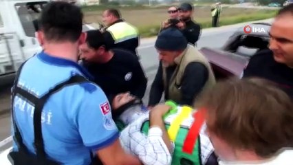 Otomobil karşı yönden gelen kamyonete çarptı... Kaza sonrası karayolu zeytin tarlasına döndü