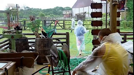 Peoes demoram mais de uma hora arrumando a mangueira