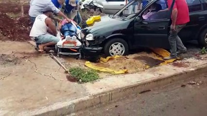 Duas pessoas ficam feridas em colisão entre carros