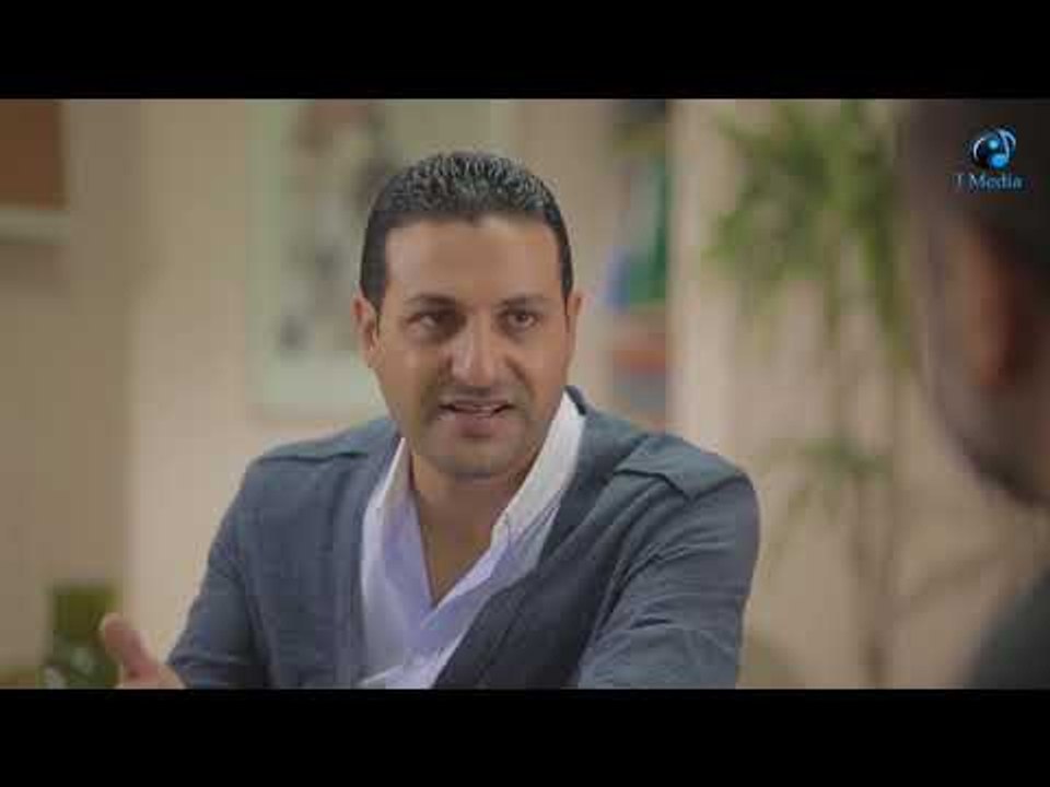دخل  علي وهو بيتفرج  على صور  مراته فى التليفون