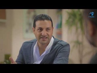 دخل  علي وهو بيتفرج  على صور  مراته فى التليفون