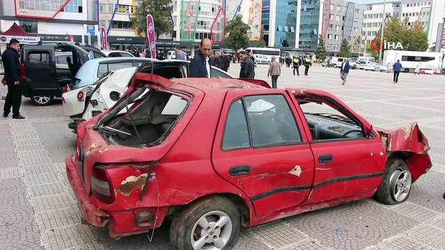 Pert olmuş araçlarla vatandaşa trafik kuralları mesajı