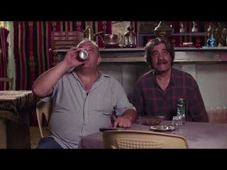 قاعدين يشربو خمور ويتفرجو على افلام  اباحيه