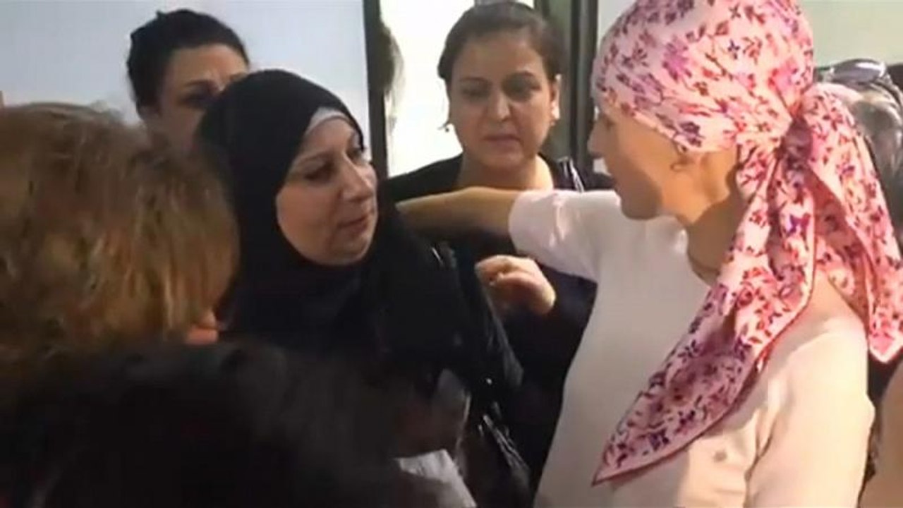 Selbst erkrankte Asma Assad (43) besucht Krebszentrum