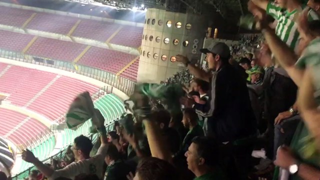 La afición del Betis canta en San Sirio tras la victoria ante el Milan: Yo quiero un Betis campeón