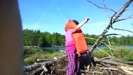 Cette petite fille n'a vraiment pas peur des serpents