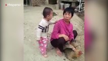 Bebé estalla en llanto para evitar que su madre mate a un pollo