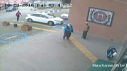 Ayakkabıları çamurlu diye sağlık merkezine galoşla girdiler - MANİSA