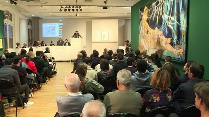 Subastan varias obras de Banksy en París, sin autodestruirse