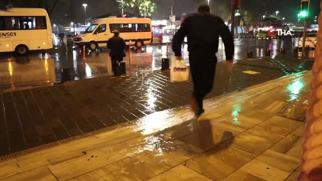 İstanbul'da Sağanak Yağış Etkili Oluyor