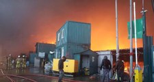 Son Dakika! Esenyurt'taki Palet Fabrikasında Çıkan Yangın Yan Fabrikalara da Sıçradı