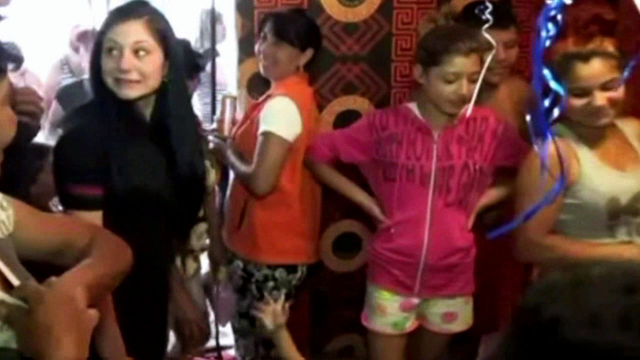 Newborn baby - A good latch is vital to successful breastfeeding - Mom and baby tutorial videos: 17