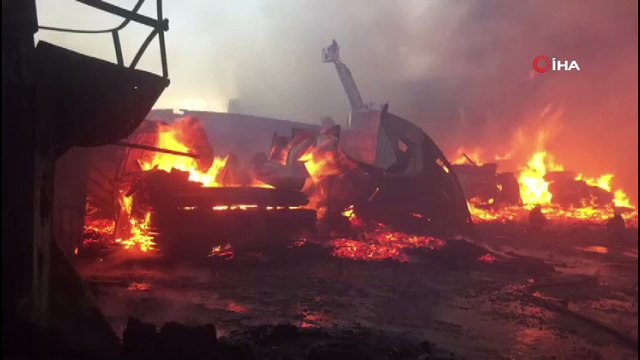 Esenyurt'ta fabrikalar alev alev yanıyor
