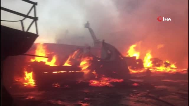 Esenyurt'ta Fabrikalar Alev Alev Yanıyor