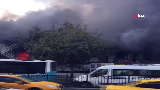 Beyoğlu Tarlabaşı'nda iki katlı binada yangın çıktı. Yangın yerine çok sayıda itfaiye ekibi gönderildi.