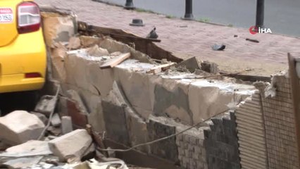İstanbul'da Kontrolden Çıkan Taksi Duvarı Yıkıp İş Yerinin Önüne Böyle Uçtu