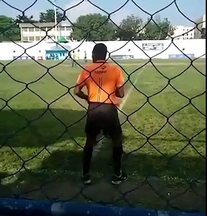 Ten sędzia po prostu kocha swoją robotę!