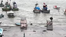 Akçakoca'da Dev Dalgalar Liman İçinde Bir Tekneyi Batırdı