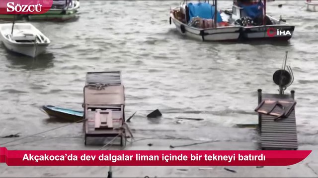 Dev dalgalar liman içinde bir tekneyi batırdı