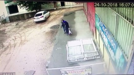 Kaldırımın çökme anı kameraya yansıdı - DİYARBAKIR