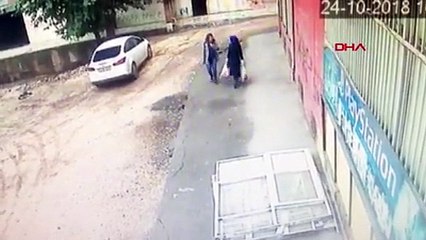 Sokakta yürüyen 2 kadın, çöken kaldırımın içine düştü