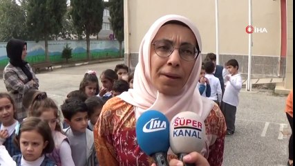 Dedeler ve Nineler Torunlarıyla Okul Bahçesinde Oyun Oynadı