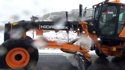 Van Karabet Geçidi'nde kar yağışı etkili oluyor