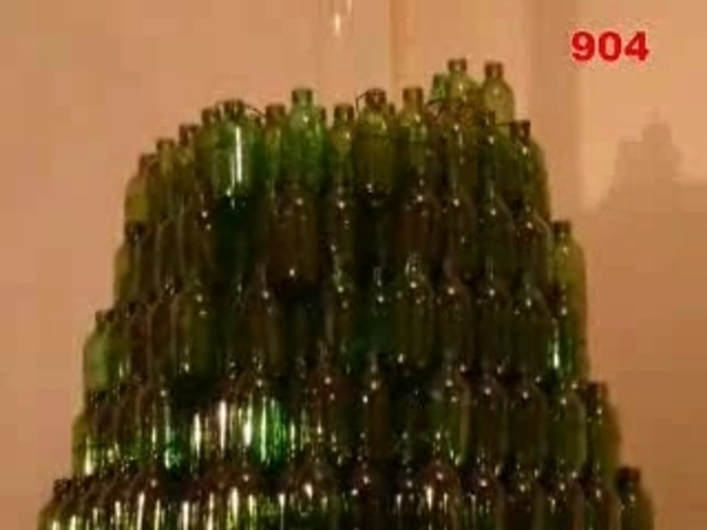 Árvore de Natal feita com garrafas de cerveja!!!! - Vídeo Dailymotion