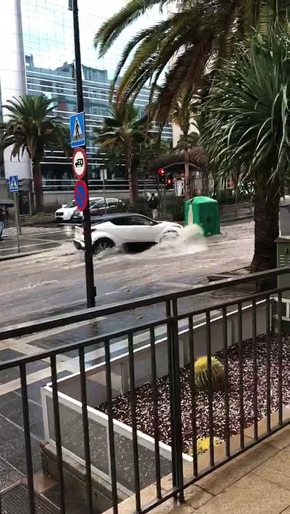Fuertes lluvias en Tenerife dejan imágenes curiosas en la capital santacrucera