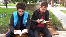 Gençler parkta vatandaşlarla kitap okudu