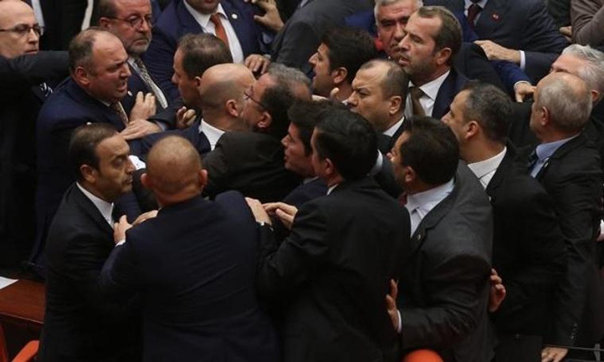 TBMM'deki CHP'li ve MHP'li vekiller arasındaki kavga kamerada