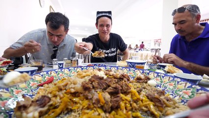 下载视频: Uzbek Food Tour in Samarkand - GIANT PLATTER and 21 METER Kebab Grill in Uzbekistan!