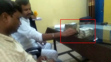 यूपी पुलिस करने लगी है खलेआम गुंडागर्दी, नेता से की 5 लाख डिमांड, देखें वीडियो